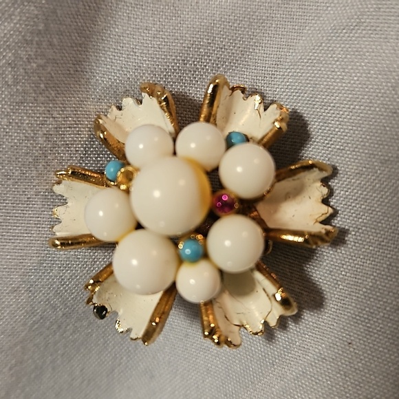 Vintage White Enamel Goldtone Clip Flower Earrings - Picture 4 of 7